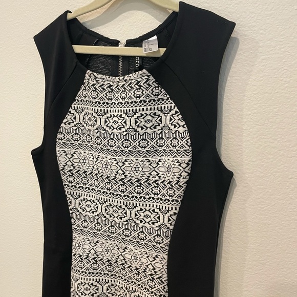 New H&M bodycon dress with black and white jacquard pattern. Sizee 8 - Picture 3 of 6